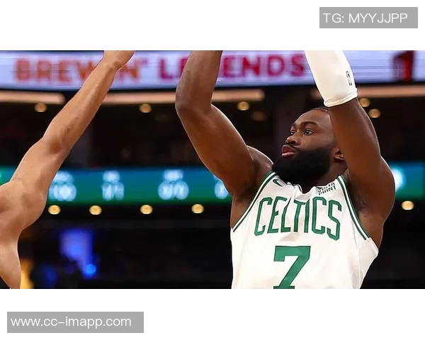 杰伦布朗半场状态低迷14投仅3中仅得7分6板3助失误2次表现不佳